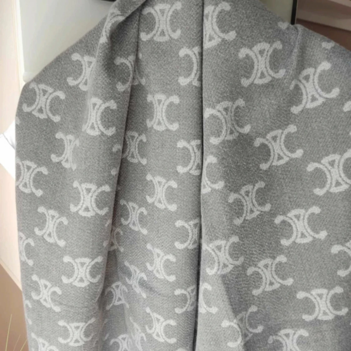 Grå halsduk med mönster från Celine - 1