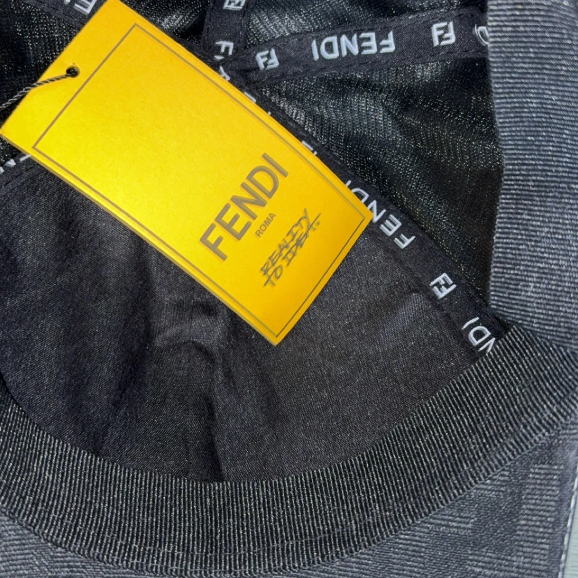 Svart keps från Fendi med logomönster - 2