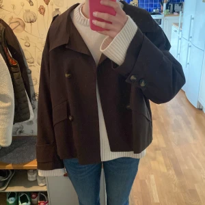 Brun Trenchcoat  - Säljer denna jätte snygga jacka från hm i storlek L som är köpt förra året. Den är slutsåld. Passar perfekt nu till hösten