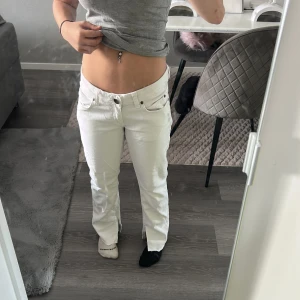 Vita raka jeans med låg midja - Säljer ett par vita jeans med låg midja och raka ben. Klassisk femficksmodell med knapp och dragkedja framtill 💗