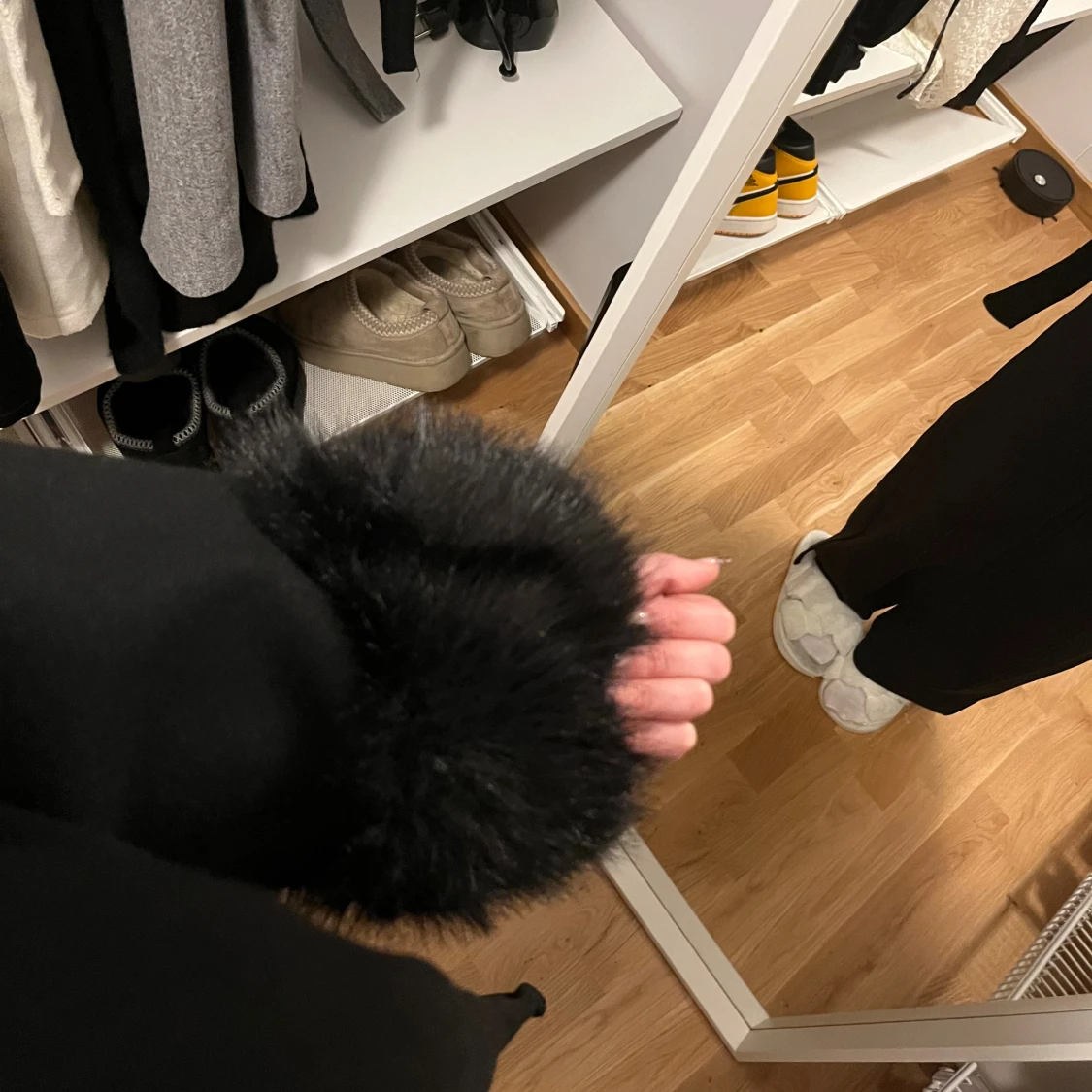 Svart kappa med fuskpälsdetaljer - 1