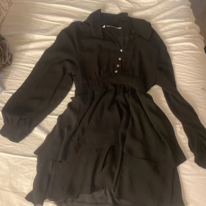Svart klänning från Zara - Svart klänning från Zara i storlek S. Nästan aldrig använd, bra skick. 