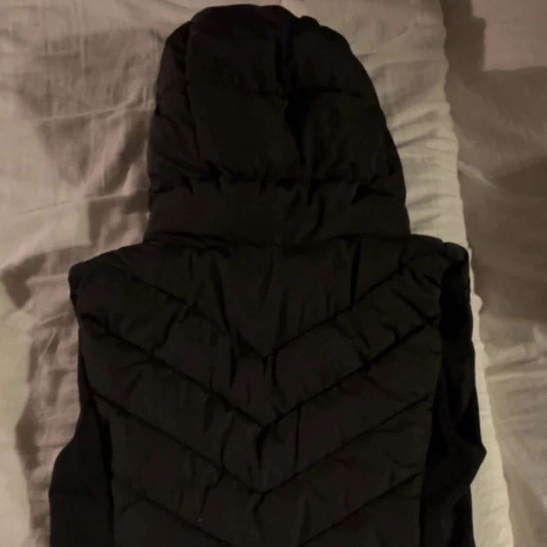 Svart dunväst med huva från Zara - 2