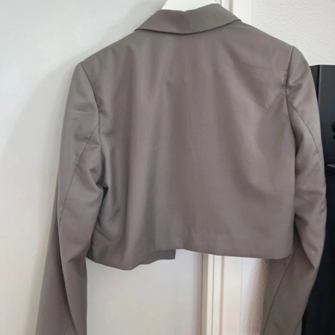 Grå croppad kavaj från Gina Tricot - 4