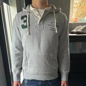 Ralph lauren hoodie - Säljer denna grå Ralph lauren hoodie | Skick 8/10 | Nypris 2200 | Storlek M | Hör av er vid minsta fråga eller fundering 😁✅
