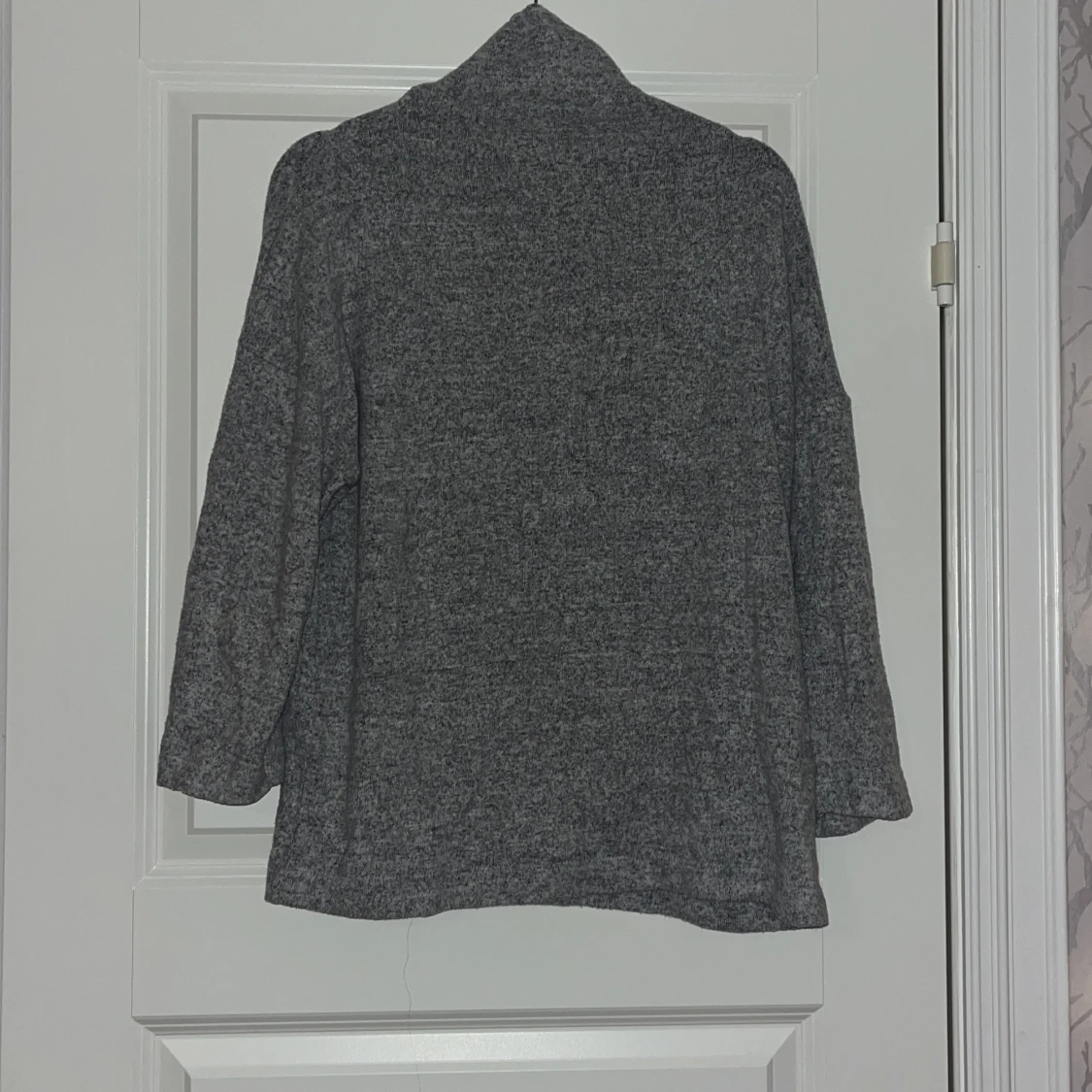 Grå polotröja från Stradivarius  - 1