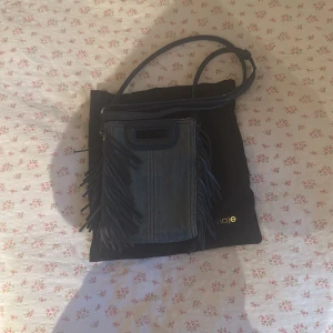 Denim maje väska - Säljer denna super fina make väskan i denim då den ej kommer till användning dustbag finns att få med ! Unik modell där av priset 