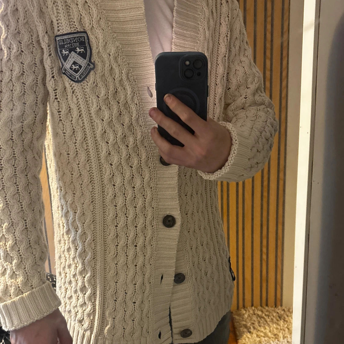 Beige stickad kofta från Bondelid