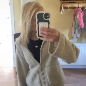 Teddy jacka  - Säljer denna populära Teddy jacka ifrån hm, den är i bra skick! Kom privat för frågor💕