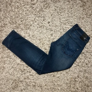 Replay anbass hyperflex jeans slim fit herr w31 - Replay anbass hyperlex jeans i slim passform. Mycket bra skick, förutom en liten defekt i grenen på kanske 2 milimeter. Storlek W31. Skön wash på dessa, postas dem samma dag som köp eller dagen därpå🙌💯