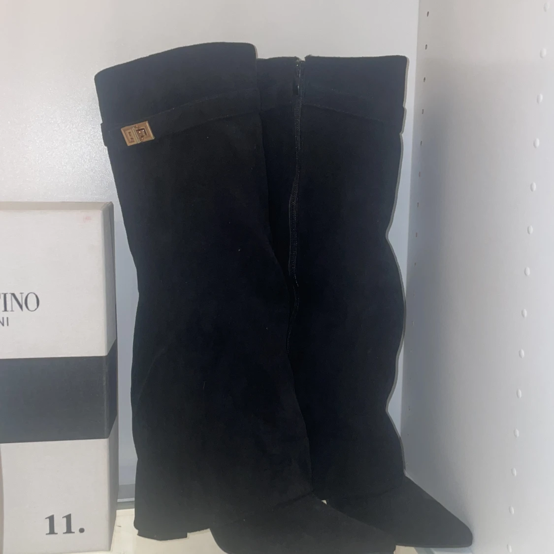 Svarta höga klackskor