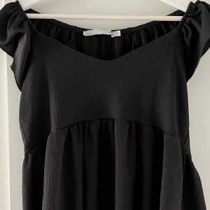 Peplumtopp Cornelia - Säljer denna peplumtopp från Lager 157. Knappt använd så väldigt fint skick.