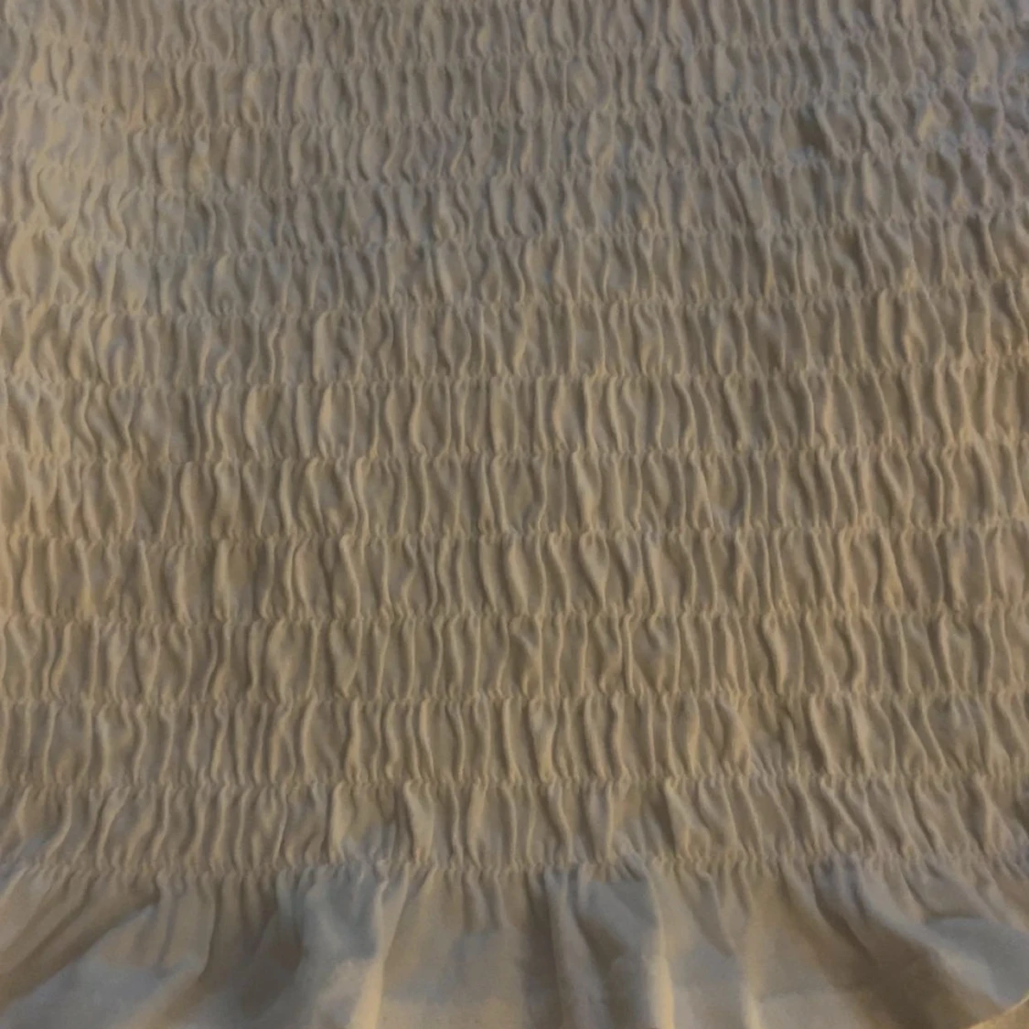 Vit smockad topp från H&M  - 1