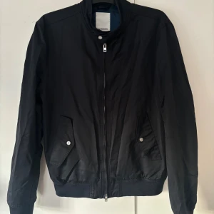 J.lindeberg bomberjacka - Den perfekta marinblåa höstjackan från J.lindeberg i storlek L säljes. Nypris på ca 2000 kr och väldigt populär. Använt men bra skick! Inga hål eller fläckar och sjukt snygg på! Tveka inte vid minsta fråga eller fundering😃