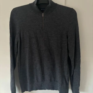 Riley tröja - Grå eftertraktad finstickad Riley half zip i nytt skick och storlek M. En helt otrolig merinoulls tröja perfekt nu till vintern! Inga hål eller fläckar. Tveka inte vid minsta fråga eller fundering🤩