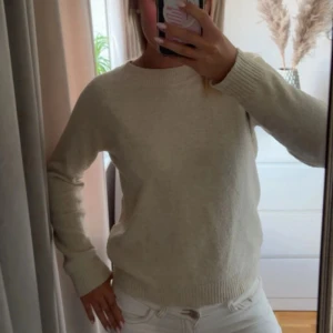 Beige stickad tröja - Säljer en stilren beige stickad tröja med rund hals och långa ärmar. 