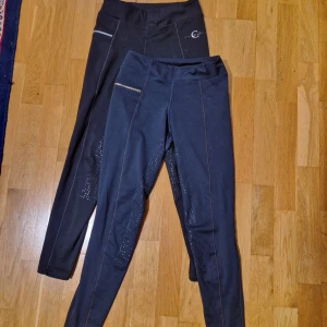 Fodrade ridleggings Covalliero strl 34 - 2 par fodrade ridleggings. Väl använda men med bra grepp på skoningen på båda paren.  Logga har fallit bort något. Ett par svarta och ett par mörkblåa. Säljs tilsammans.