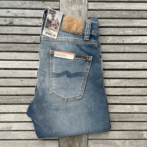 Nya Nudie Jeans Lean Dean - Säljer du dessa otroligt snygga Nudie jeans! De är storlek 28/32 och modell Lean Dean. Helt sprillans nya med tags, alltså helt oanvända! Nypris är 1600 online! Hör av dig vid frågor och funderingar, priset är inte hugget i sten! 