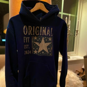 Marinblå Scandi Hoodie - Storlek S perfekt tröja för dig om du är 177-184 