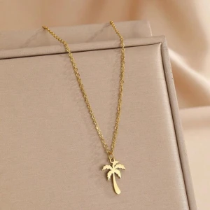 Guldigt halsband med palmberlock - Snyggt halsband i guld med en tunn kedja och en stilren palmberlock. Perfekt accessoar för dig som gillar somriga vibes och enkel design. Kedjan är tunn och smidig, och palmen ger en tropisk känsla till din look. Rostfritt guldpläterad 18k