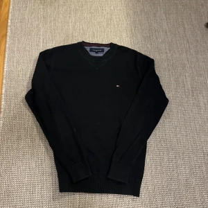  Tommy Hilfiger och superdry tröjor  - Jag säljer 2 tröjor som har märkerna, Tommy Hilfiger och superdry för endast 150 kr👏Det är bra skick och skicka prisförslag!