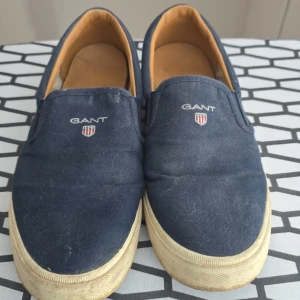 Marinblå slip-on sneakers från Gant strl 41 - Snygga marinblå slip-on sneakers från Gant med vit sula och klassisk Gant-logga