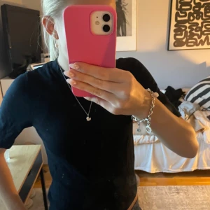 Svart basic t-shirt i bomull - Enkel svart t-shirt med rund hals och korta ärmar. Sitter snyggt och har en klassisk passform som funkar till allt. Gjord i mjuk bomull som känns skön mot huden.