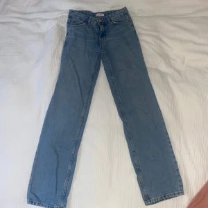 Ljusblå raka jeans från Gina  - Populära straight jeans ifrån Gina! Knappast använda 💗