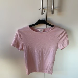 Rosa t-shirt från Gina Tricot - En rosa croppad T-shirt från Gina Tricot. Storlek S.  Bra skick och använd 3-4 ggr. Priset kan diskuteras!💓 tvättas innan köp!😇