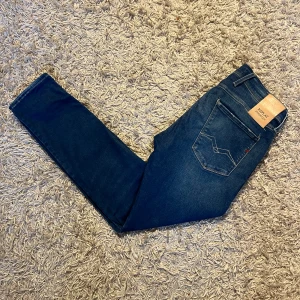 Blå Replay Anbass jeans slim fit herr  - Snygga blå Replay Anbass jeans Jeansen har slim passform, normal midja och är tillverkade i stretchig denim för extra komfort. Storlek 30/30, postas antigen samma dag som köp eller dagen därpå🙌