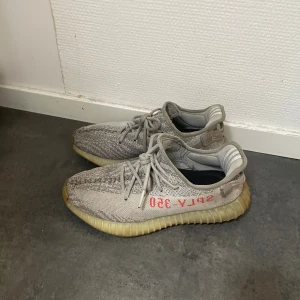 Adidas Yeezy Boost 350 V2 Blue Tint - Säljer ett par Adidas Yeezy Boost 350 V2 Blue Tint. Helt okej skick men sliten undersula.