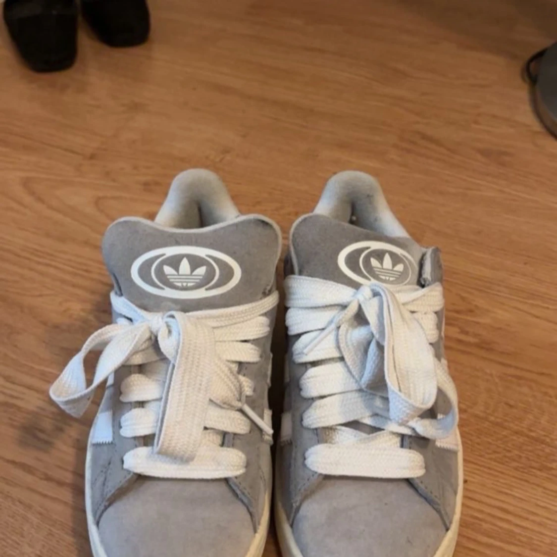 Grå Adidas Campus sneakers