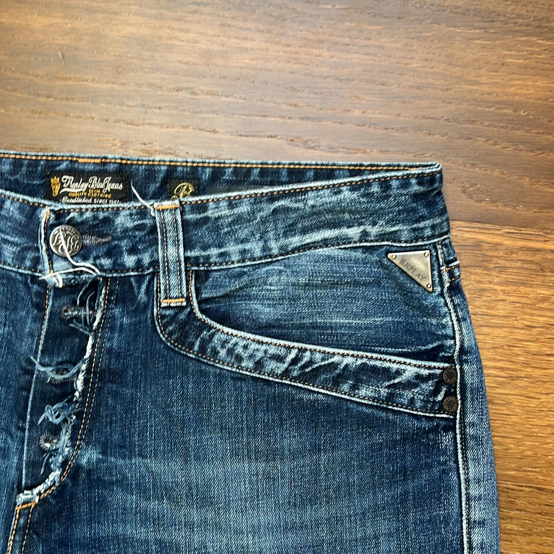 Blå Replay jeans med broderad patch - 1