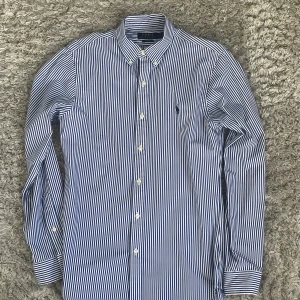 Randig skjorta från Polo Ralph Lauren - Tja, säljer en snygg randig skjorta från Ralph lauren. Storlek S och i toppen skick. Skriv till mig vid minsta fundering. Mvh Marius 😁