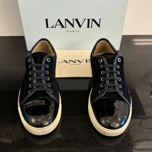 Lanvin Skor - Feta Lanvin skor i grå | UK 10 som motsvarar ca 44 | Dem är i ett väldigt bra skick med vissa tecken av användning | Lanvin-box följer med | Tveka inte att kontakta oss vid minsta fundering!