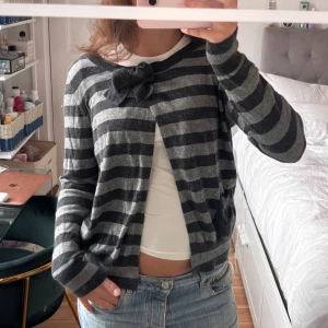 Kofta!  - Så fin kofta i så fint material 55% silke och 45% Kashmir! Från så lyxig märke dessutom 