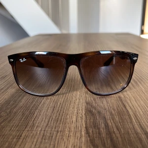 Rayban Boyfriend - Äkta sprillans nya Rayban Boyfriend. Skick 9/10. Om du undrar över något så är det bara att höra av sig😁. Tar byten✅ Skickar inom 24/h ⏰Priset är inte hugget i sten 🔥