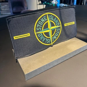 Stone Island badge display – ovanlig - Unik Stone Island badge display, endast framtagen för återförsäljare. Perfekt som samlarpryl eller inredningsdetalj för den som gillar märket. I fint skick och väldigt ovanlig att hitta.  Pris: 3 000kr Kan skickas eller hämtas i Göteborg.