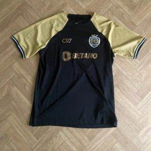 Sporting tredjtröja - CR7 edition  - Om man är CR7 fan kommer man gilla denna den är i storlek XXL men passar som XL