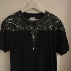 Svart t-shirt med vingeprint Marcelo Burlon - Marcelo Burlon T-shirt köpt från Urban mode! Väldigt klassisk men sällsynt. Självklart äkta! Knappt använd 