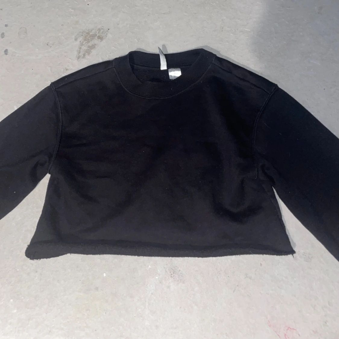 Svart croppad sweatshirt från H&M - 2
