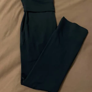 Mörkblå yogapants  - Mörkblåa yogapants som man viker ner vid midjan. Perfekta för träning eller chill, i mjukt och stretchigt material som följer kroppen. Passar S/M/L eftersom de är stretchiga. Nytt skick inte använda. 