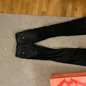 Svarta bootcut jeans Gina Tricot 158 - Svarta jeans från Gina Tricot i storlek 158 med bootcut-modell. Byxorna är knappt använda och passar folk med xs/s.
