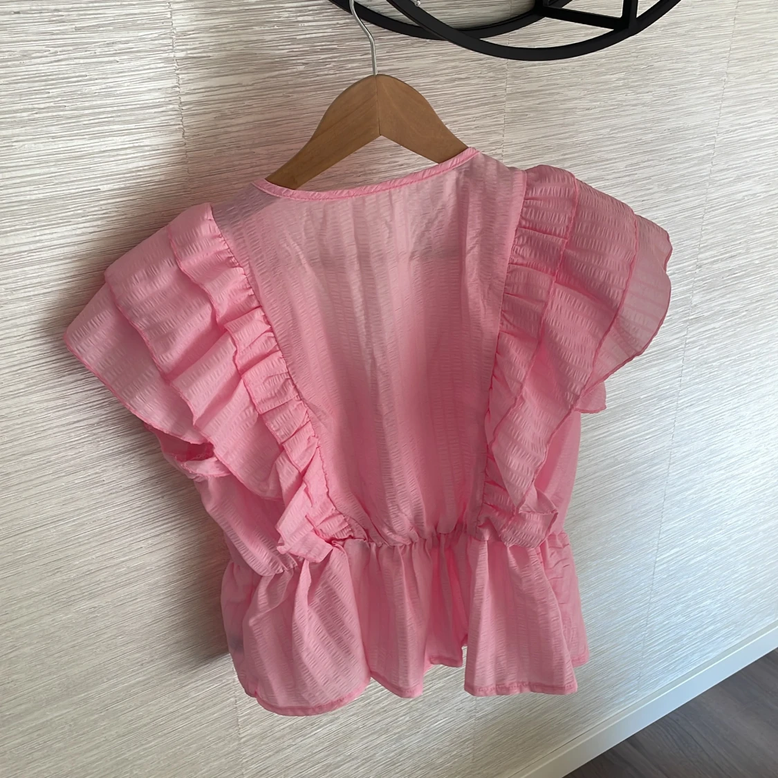 Rosa blus med volanger och v-ringning - 2