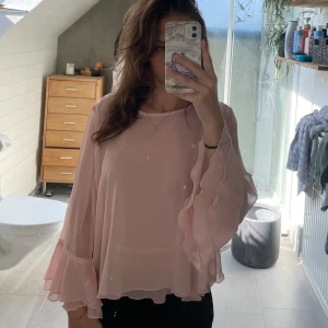 Ljusrosa blus med volangärm H&M Divided - Superfin ljusrosa blus från H&M Divided i storlek 36. 💕