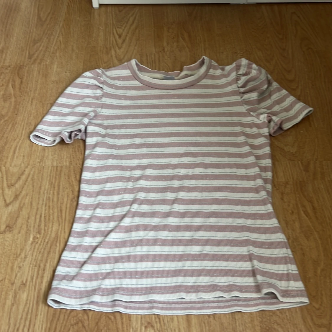 Randig ljusrosa och vit topp