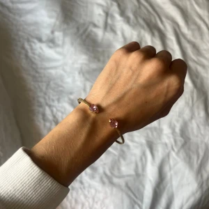 Guldigt armband Caroline Swedblom - Såå fint armband i guld från Caroline Swedblom!