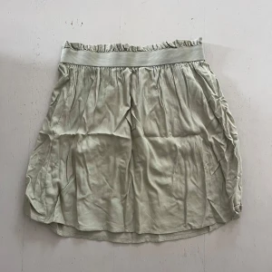 Ljusgrön kjol från Vero Moda  - Supersöt grön kjol från Vero Moda i storlek XS. Resår i midjan. Endast använd ett fåtal gånger därav är skicket 10/10. Nypris: 250kr