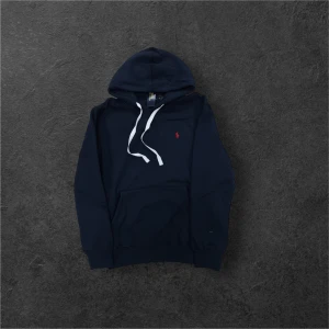 Ralph lauren hoodie - Säljer nu min Ralph lauren hoodie som är använd ett fåtal gånger, passar tyvvär inte mig så säljer den istället. Den passar L/XL då den är lite liten i storleken. Pris kan diskuteras och skriv vid frågor!