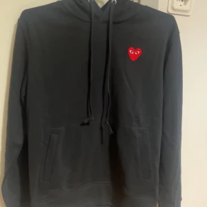 CDG hoodie  - Säljer en cdg hoodie. Ingen fast pris i huvudet så ni får buda. Inga problem med hoodien alls.  